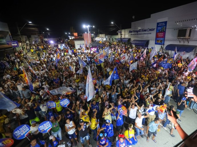 Mais de 5 mil pessoas fazem festa para receber Renan Filho em Olho d’Água das Flores