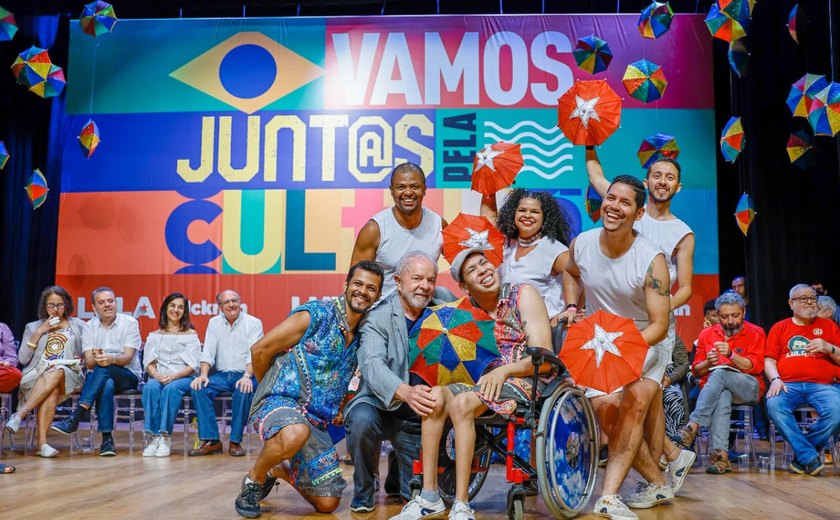 Ao som do frevo, Lula reafirma compromisso com cultura