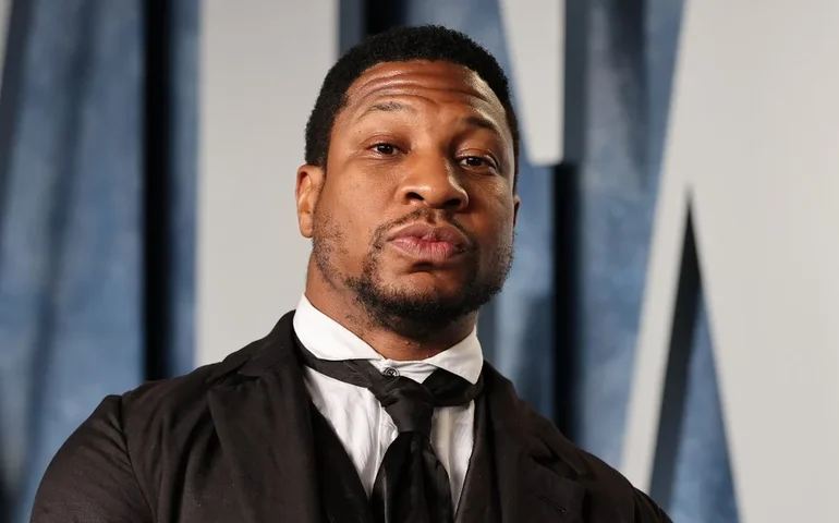 Jonathan Majors, vilão demitido da Marvel, admite, em áudio vazado. que estrangulou ex-namorada