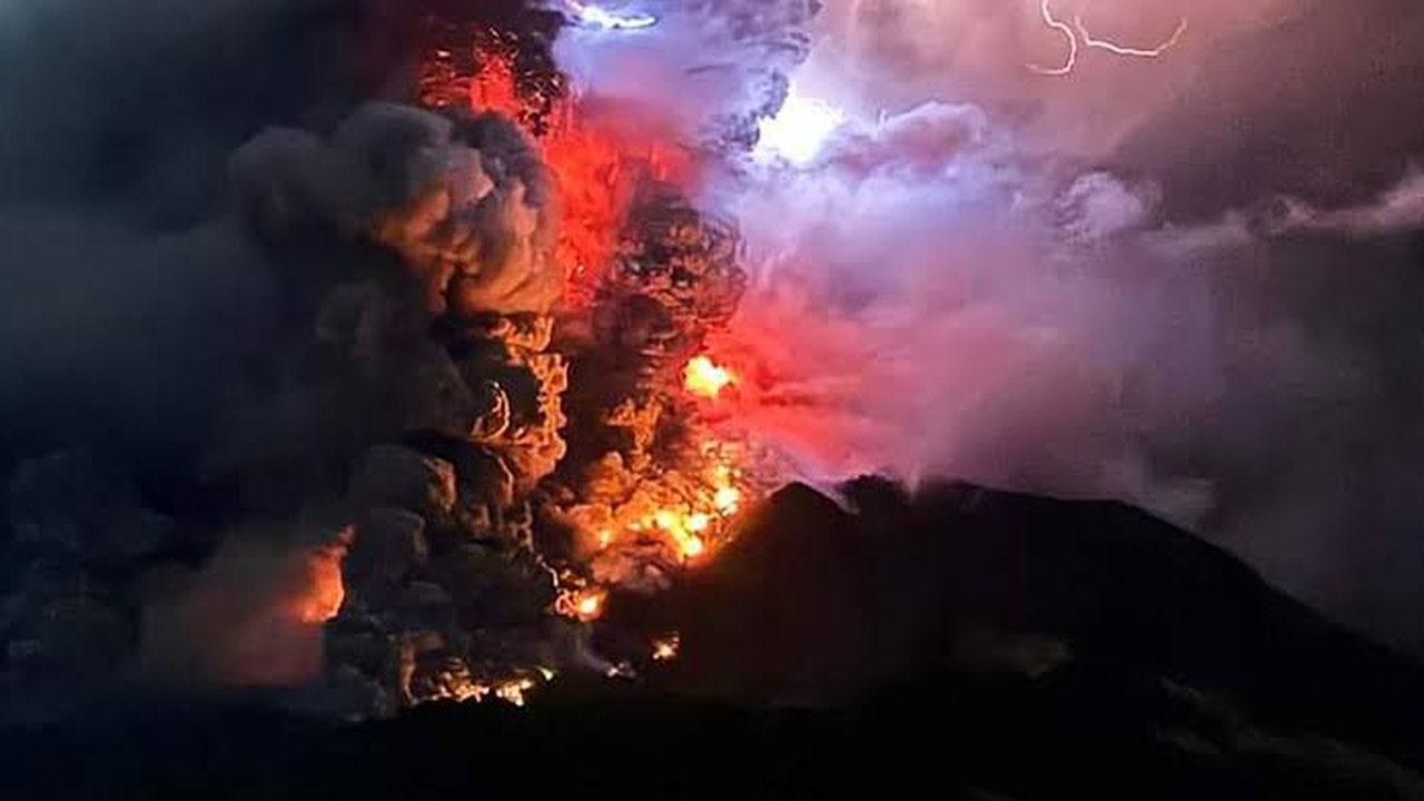 Nuvens de gás, raios e detritos: vídeos mostram erupção de vulcão do Monte Ruang, na Indonésia