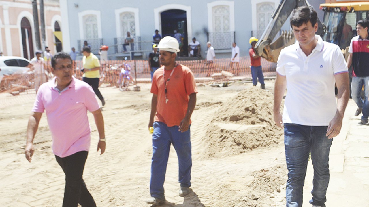 Prefeito de Penedo acompanha obras no Centro Histórico