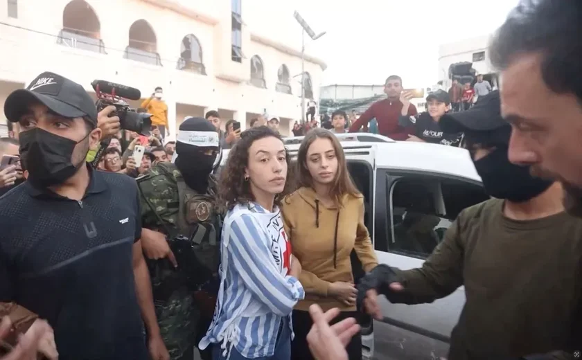 Famílias de reféns divulgam imagens de mulheres sequestradas pelo Hamas para pressionar governo Netanyahu; veja vídeo