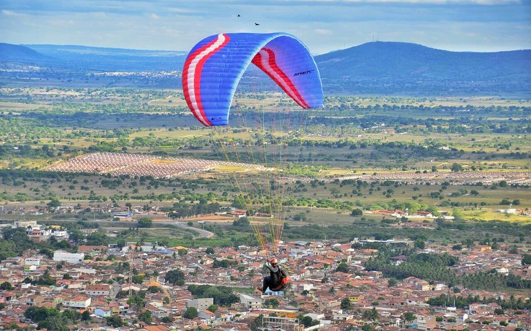Novos testes de Parapente e visita do esportista Sabiá reforçam vocação para o turismo de aventura