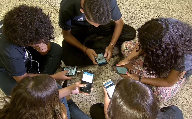 Comissão de Educação aprova projeto que proíbe celular em escolas