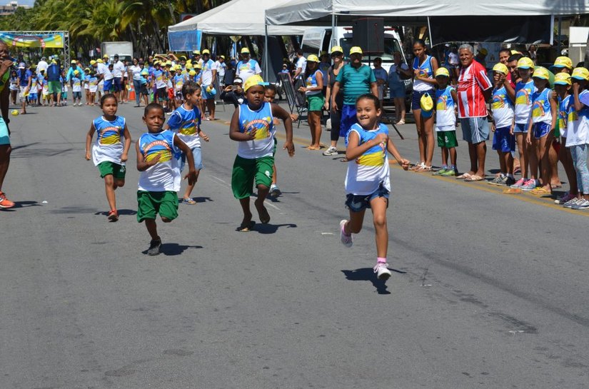Estudantes participam da Maratoninha Papai Noel