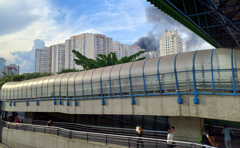 Pessoas tentam pular das janelas durante incêndio no Rio de Janeiro