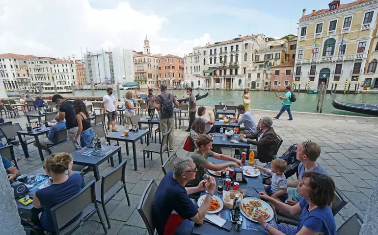 Turistas gastam 23 bilhões de euros por ano em restaurantes na Itália