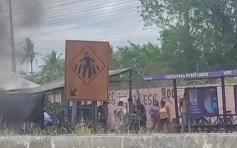 'Água é direito': moradores fecham BR-104 em Rio Largo após 7 dias de torneiras secas; há denúncias de agressão da PRF