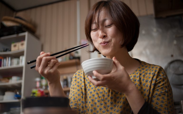 Fuja da academia e nunca mate a fome: os 5 hábitos dos japoneses para estar em forma sem fazer dieta