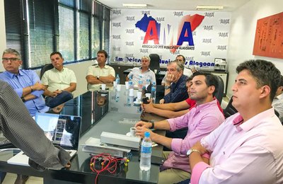 Prefeito Rodrigo Valença participa de reunião sobre iluminação pública em LED