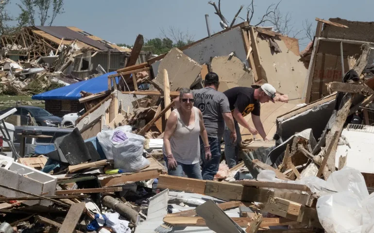 Número de mortos por tornados sobe para 21 nos EUA; vídeos mostram rastros de destruição