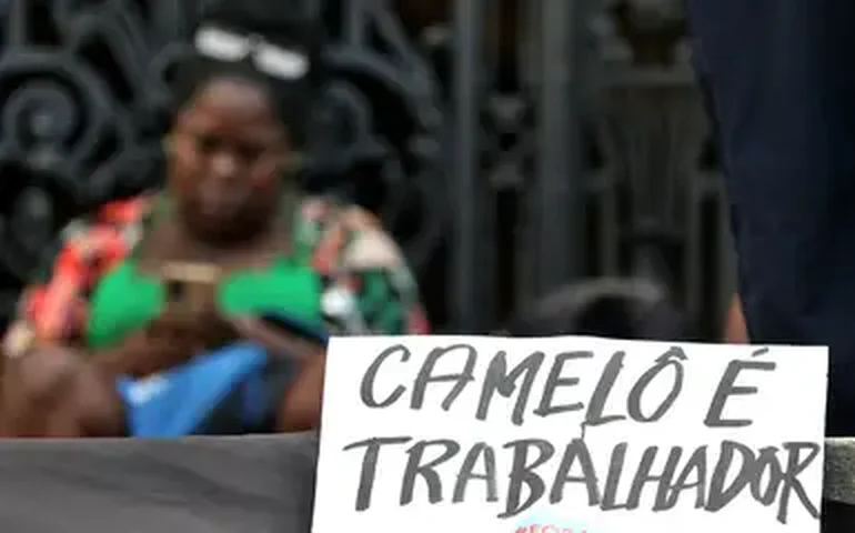 Segundo dia de desfiles na Sapucaí tem luta das mães negras e clássico