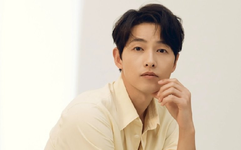Song Joong-ki anuncia casamento e revela que será pai