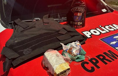 PM prende faccionado do Comando Vermelho com drogas e colete balístico