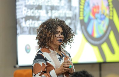 Bienal: Palestra aborda tema do letramento racial nas escolas municipais