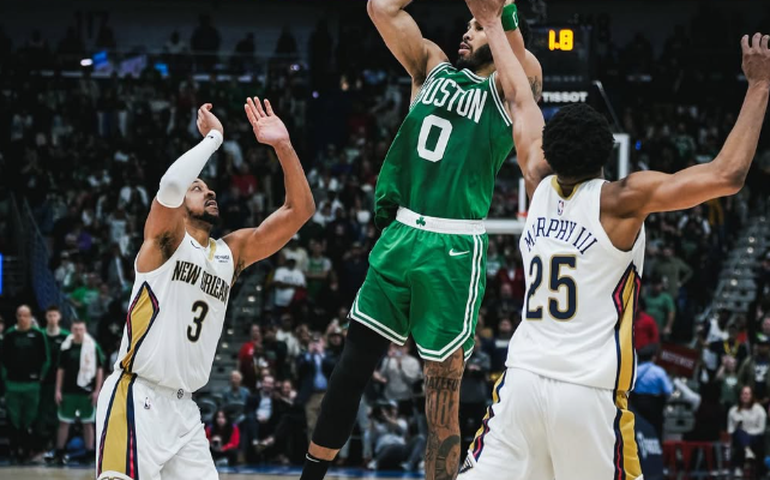 Tatum marca no estouro do relógio em vitória dos Celtics na NBA; Warriors são atropelados