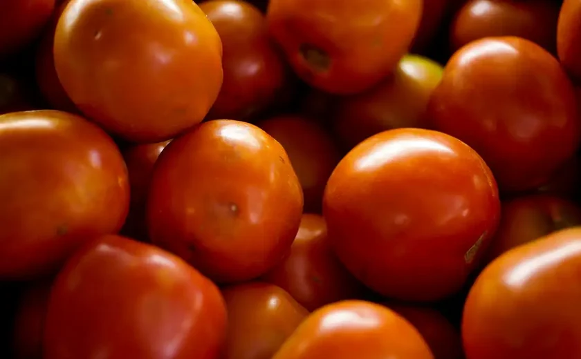Tomate, café moído e perfume pressionam o IPCA-15 de abril