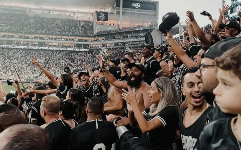 Torcida do Corinthians provoca Carlos Miguel e canta: 'Hugo Souza é seleção'