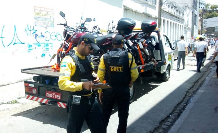 Agentes da SMTT fazem remoção de veículos. Foto: Assessoria