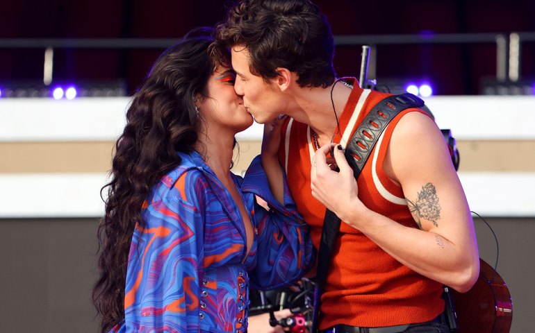 Camila Cabello e Shawn Mendes são vistos se beijando e acendem rumores de retorno