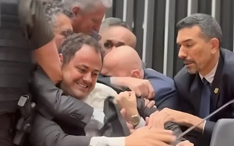 Glauber Braga registra boletim de ocorrência após ser retirado à força da presidência da Câmara