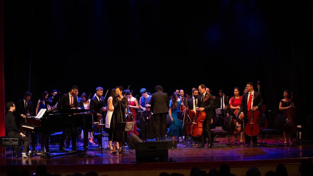 Espetáculo “Piafiana: Uma homenagem a Edith Piaf” a eterna ‘pequena pardal’, exaltando o amor no palco do Teatro Deodoro