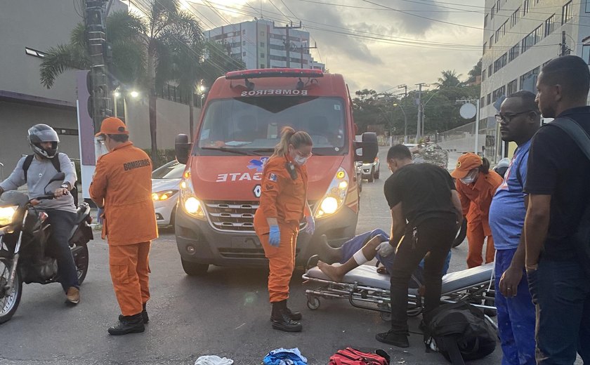 Colisão Carro x Moto: Corpo de Bombeiros atende ocorrência de trânsito em Mangabeiras, Maceió.