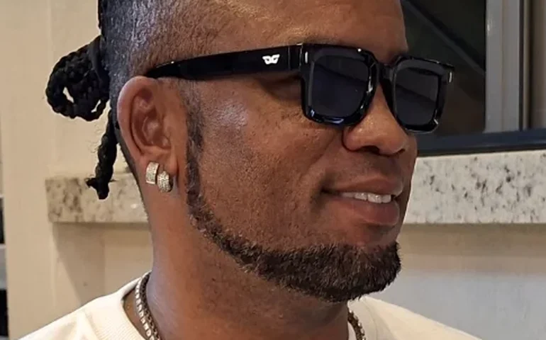 Carlos Alberto é expulso de condomínio após 52 episódios de festas e confusão; multa chega a R$ 100 mil