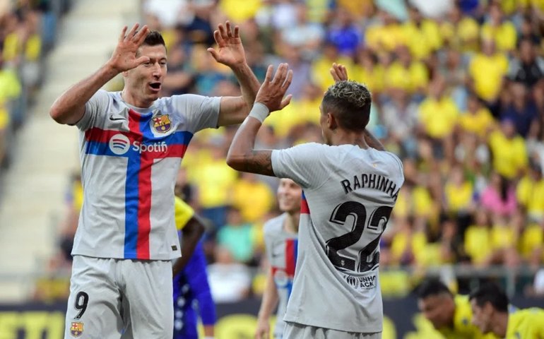 Barcelona goleia Cádiz em jogo paralisado por torcedor com ataque cardíaco