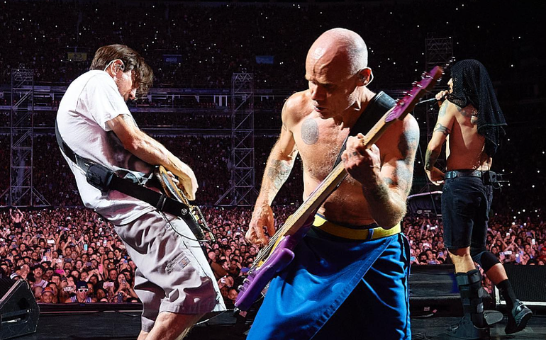 Red Hot Chili Peppers ostenta técnica, mas cai na armadilha do costume em show curto em SP