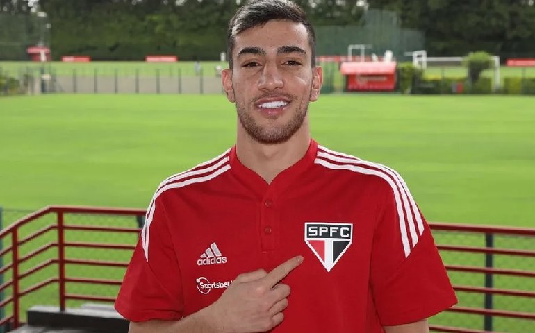 São Paulo anuncia contratação por empréstimo do atacante Pedrinho, do Lokomotiv