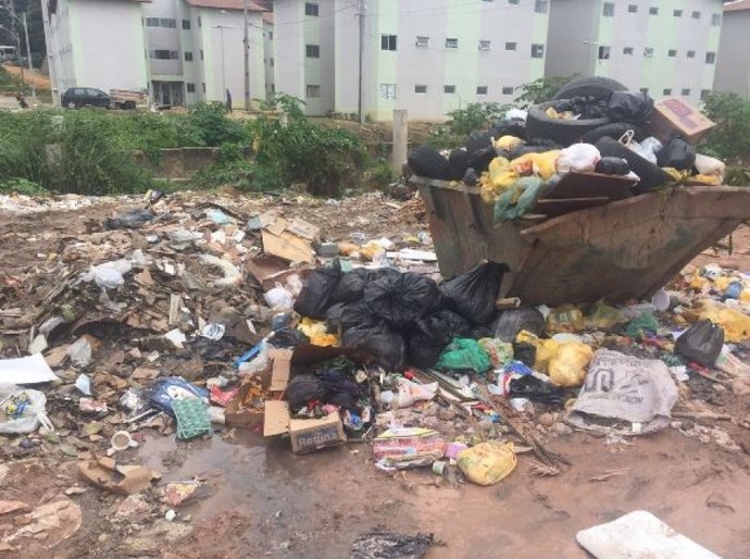 Coleta irregular gera acúmulo de lixo na Avenida e Prefeitura é autuada