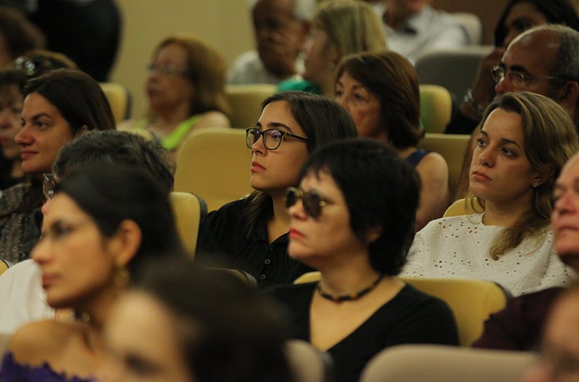 Zizi Possi fala sobre o mundo moderno em bate-papo no Tribunal de Justiça