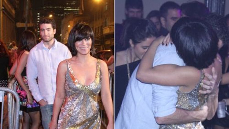 Suzana Pires chega acompanhada em festa e dança agarradinha
