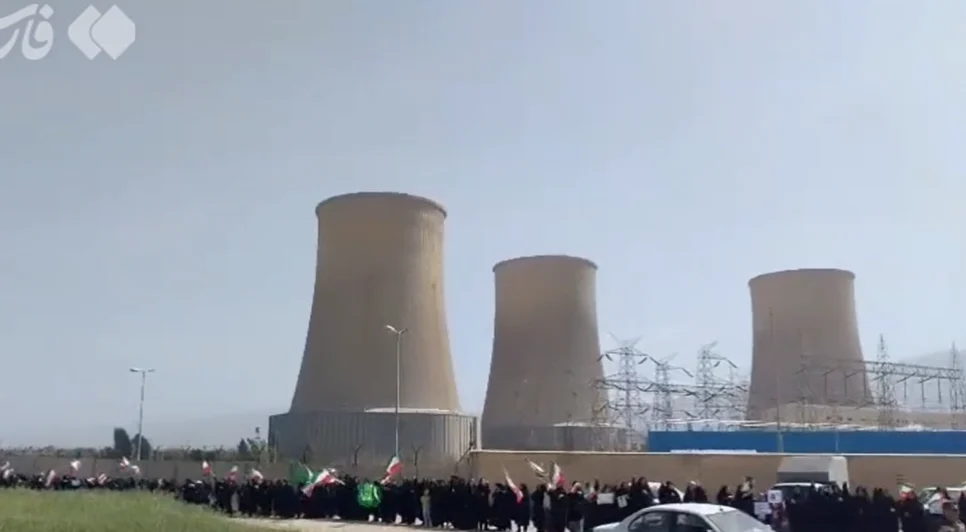 Iranianos-formam-corrente-humana-em-torno-de-usina-no-Ira-e1775574508536