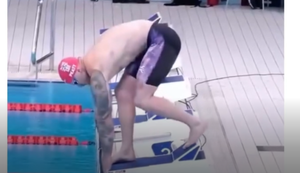 Adam Peaty impressionou ao percorrer quase metade da piscina só com o mergulho antes da primeira braçada