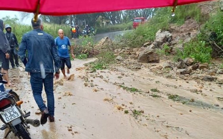 [MUITA CHUVA] Acesso à Serra do Muro está bloqueado por causa do deslizamento de barreira