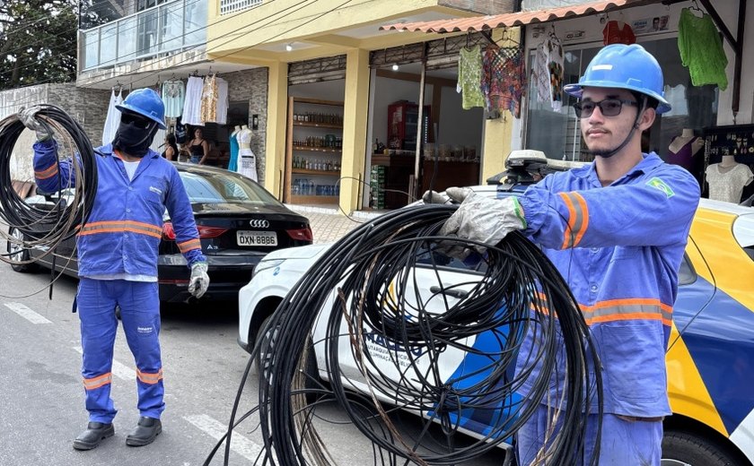 Maceió inicia retirada de fios sem uso dos postes no Pontal da Barra