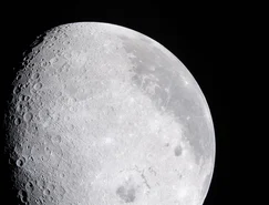 Nesta imagem fornecida pela NASA, a tripulação do Artemis II fotografou uma porção brilhante da Lua em 6 de abril de 2026.  NASA via AP