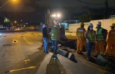Obras de esgotamento sanitário interditam totalmente a Av. Gustavo Paiva no turno da noite