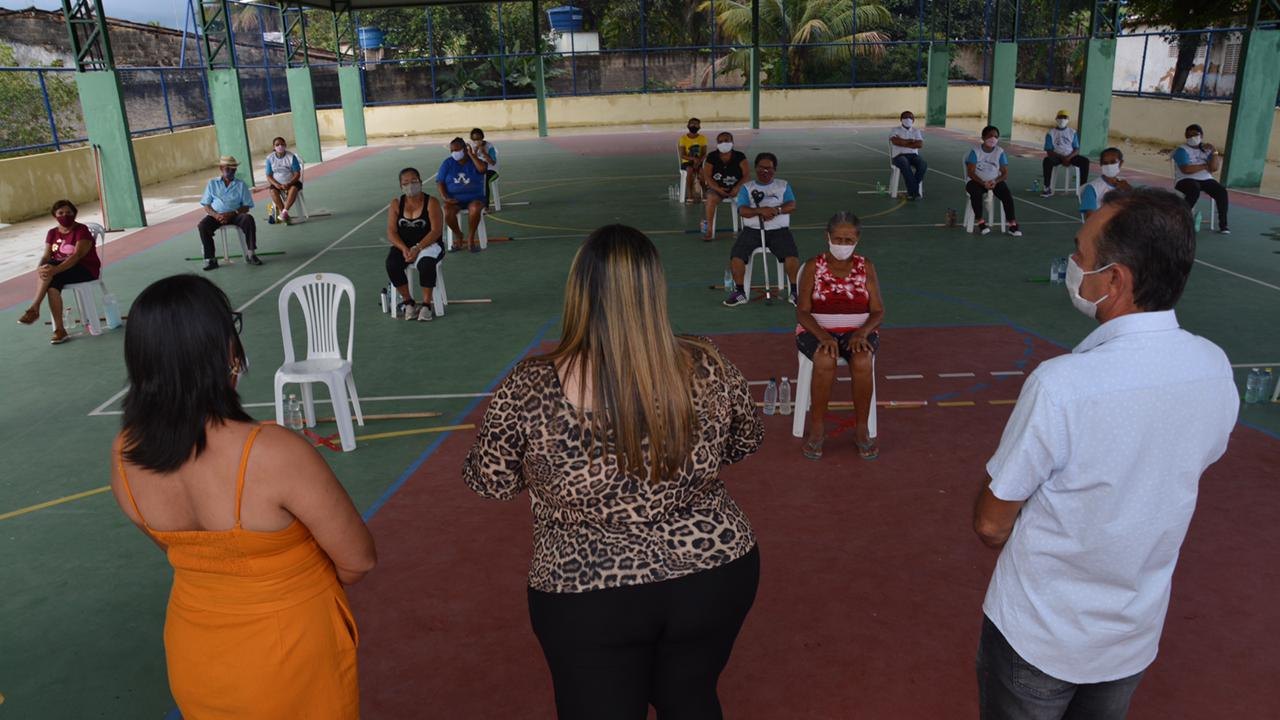 CRAS de Anadia realiza aula inaugural de exercícios físicos com grupo de idosos