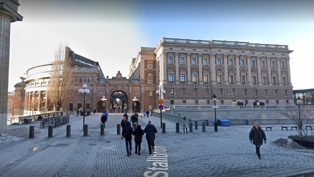 Dois homens queimam o Alcorão durante protesto em frente ao Parlamento de Estocolmo