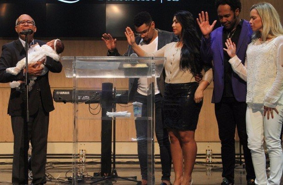 Maria Victória sendo apresentada na igreja