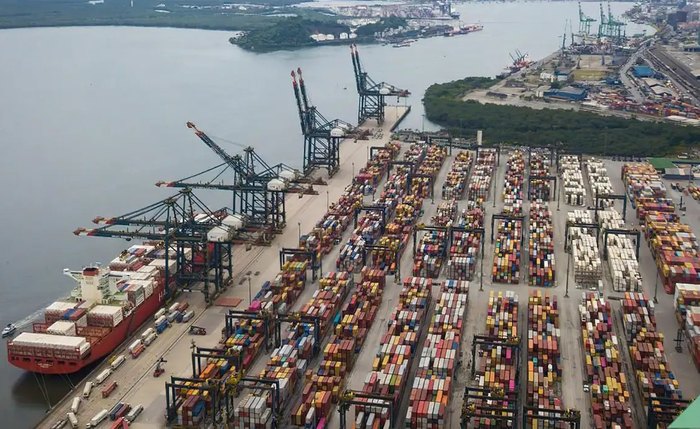 As exportações brasileiras bateram recorde histórico em junho e contribuíram para a melhora das contas externas do país
