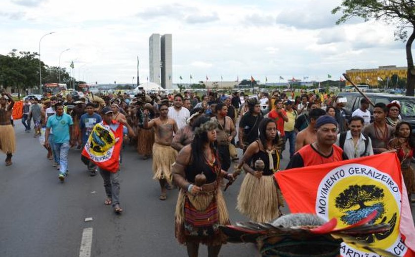 Índios protestam contra PEC que transfere demarcação de terras para o Congresso