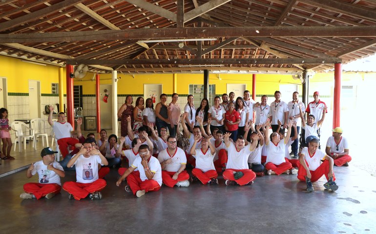 Alunos da Pestalozzi recebem cestas básicas e emocionam doadores