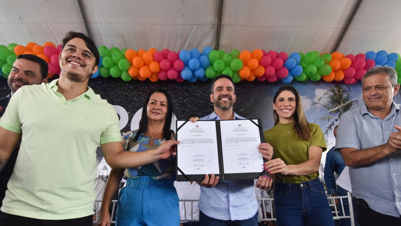 Governador assina ordens de serviço para construção de creches CRIA e pavimentação de ruas no Benedito Bentes