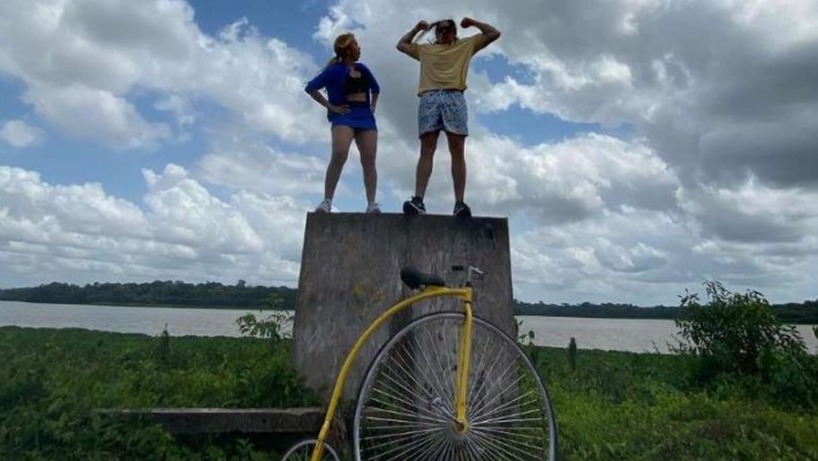 Whindersson Nunes e Joelma curtem passeio de bicicleta