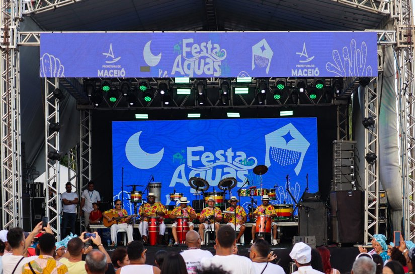 Festa das Águas reúne multidão na Praia de Pajuçara para celebrar Iemanjá