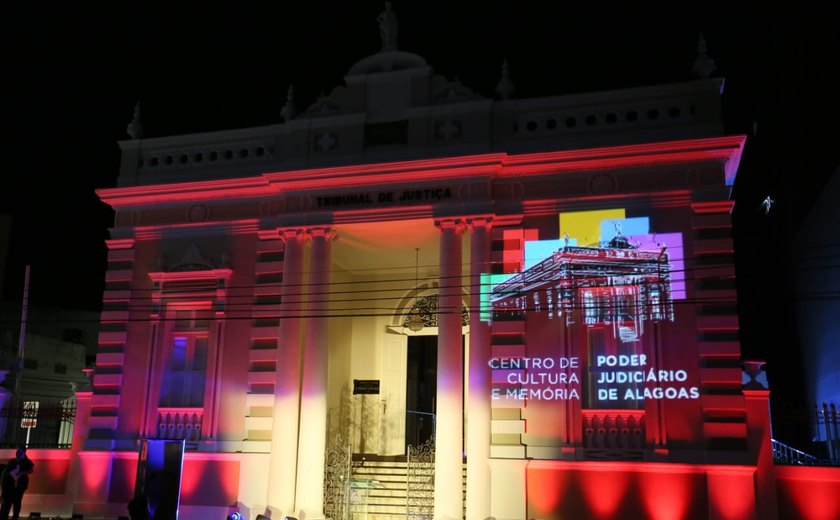 TJAL celebra 130 anos com projeção de imagens históricas na Praça Deodoro